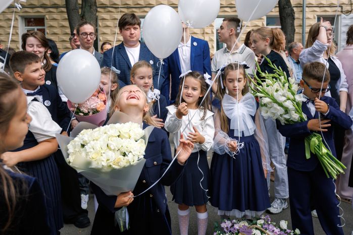 Первоклассники 1 сентября на линейке в школе