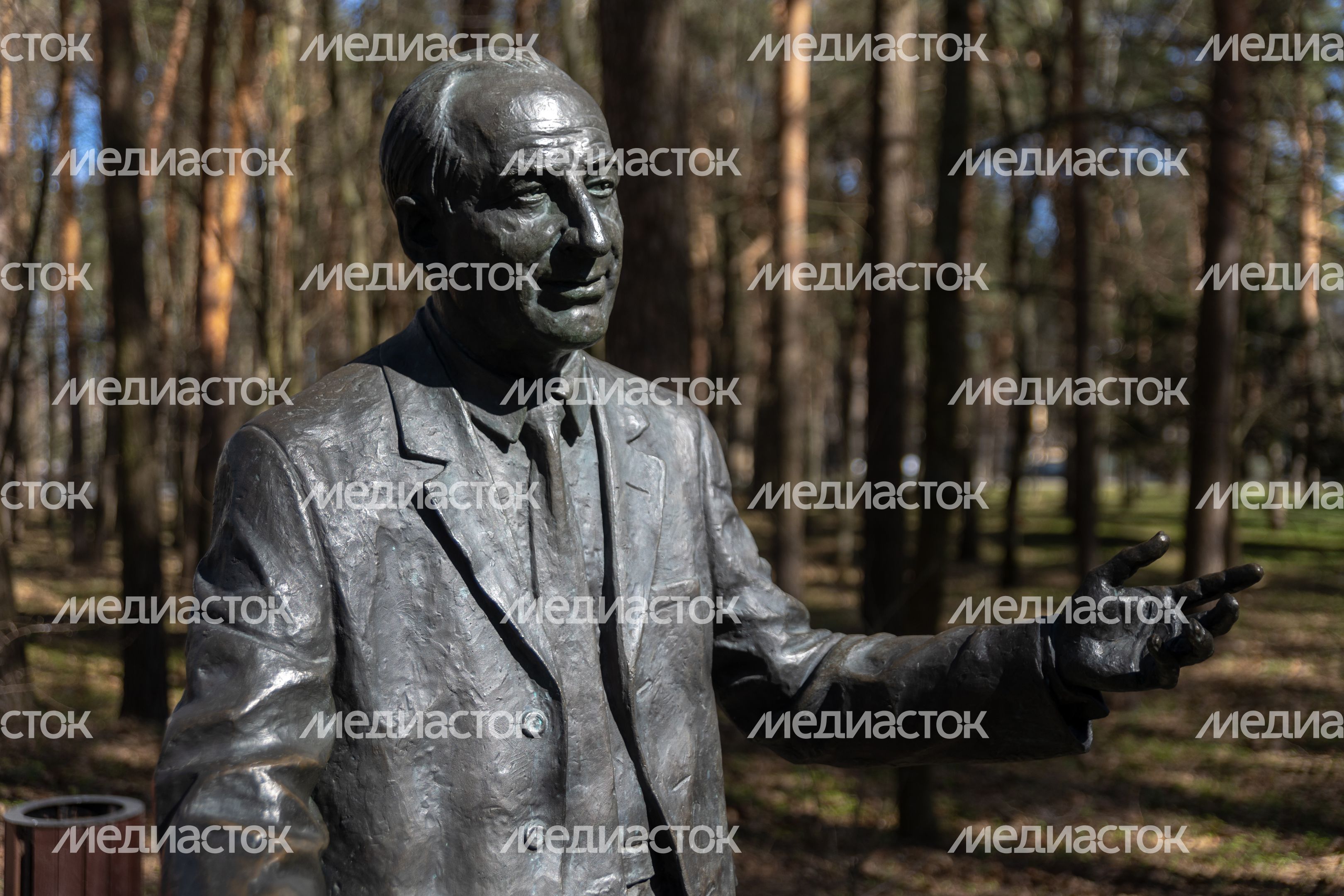 Памятник Понтекорво и Джелепову Памятник Понтекорво и Джелепову