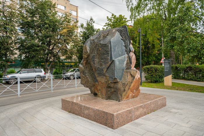 Памятник подольчанам – ликвидаторам катастроф в сквере Спасателей Подольска