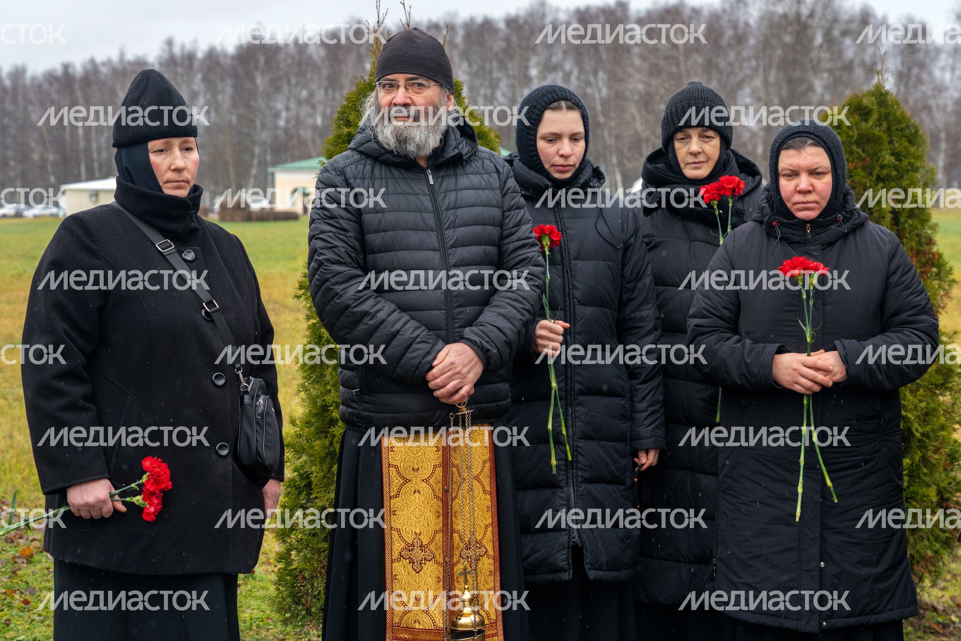 Возложение цветов к могиле Неизвестного солдата на Бородинском поле