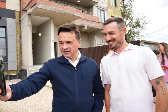Андрей Воробьев приехал на стройплощадку многоквартирного дома на улице Гоголя в Лосино-Петровском