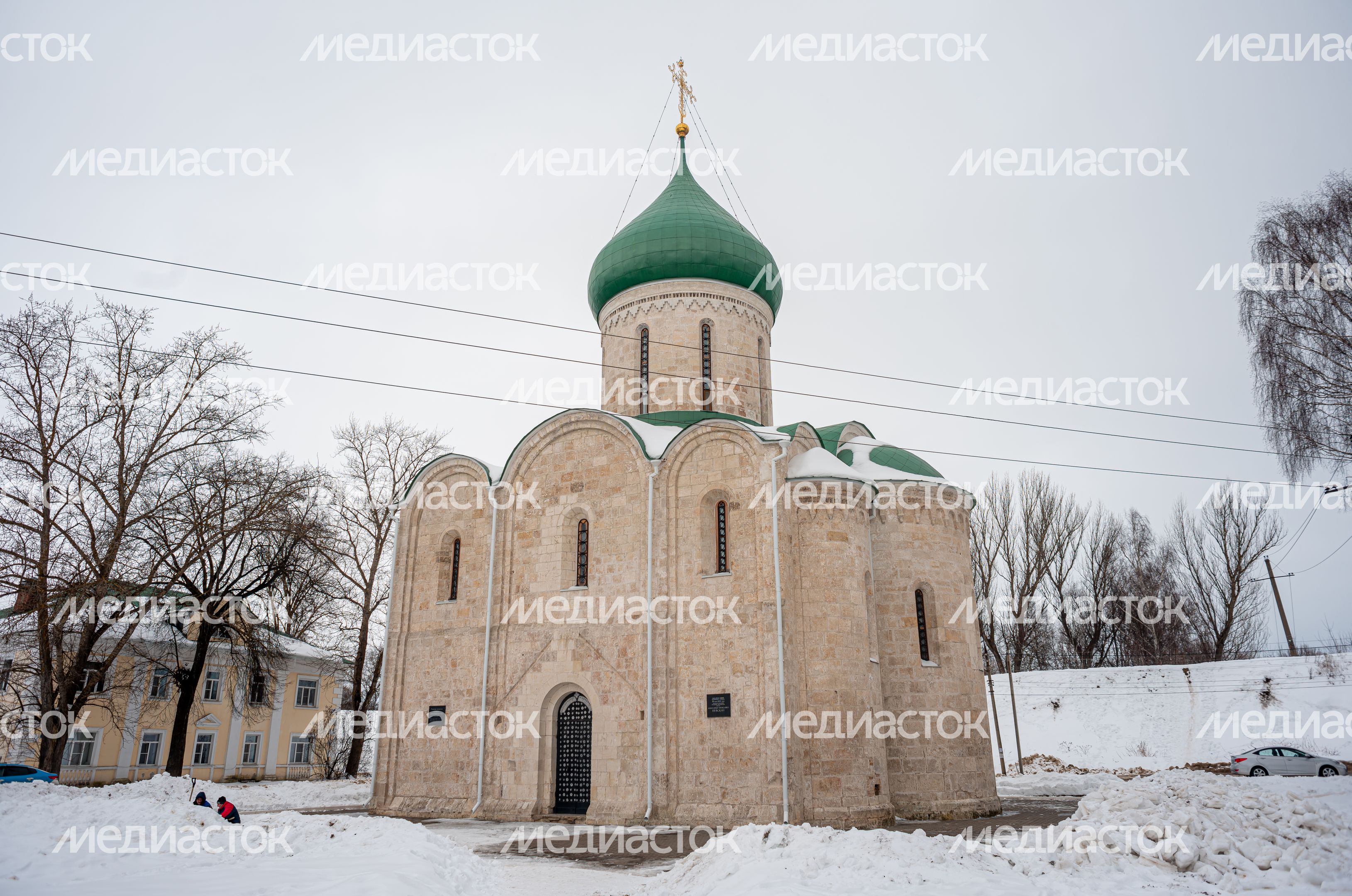 Зимние виды Спасо-Преображенского собора