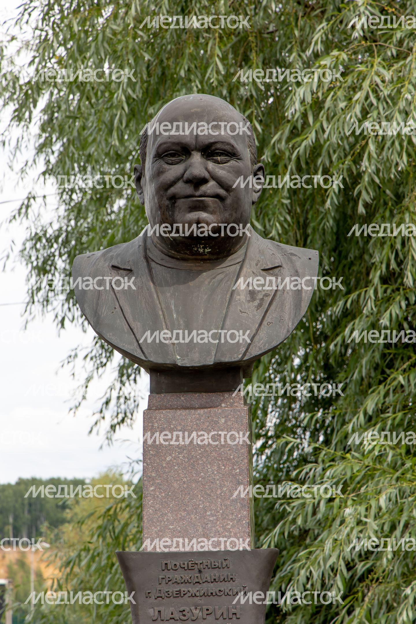 Памятник Н.Н. Лазурину
