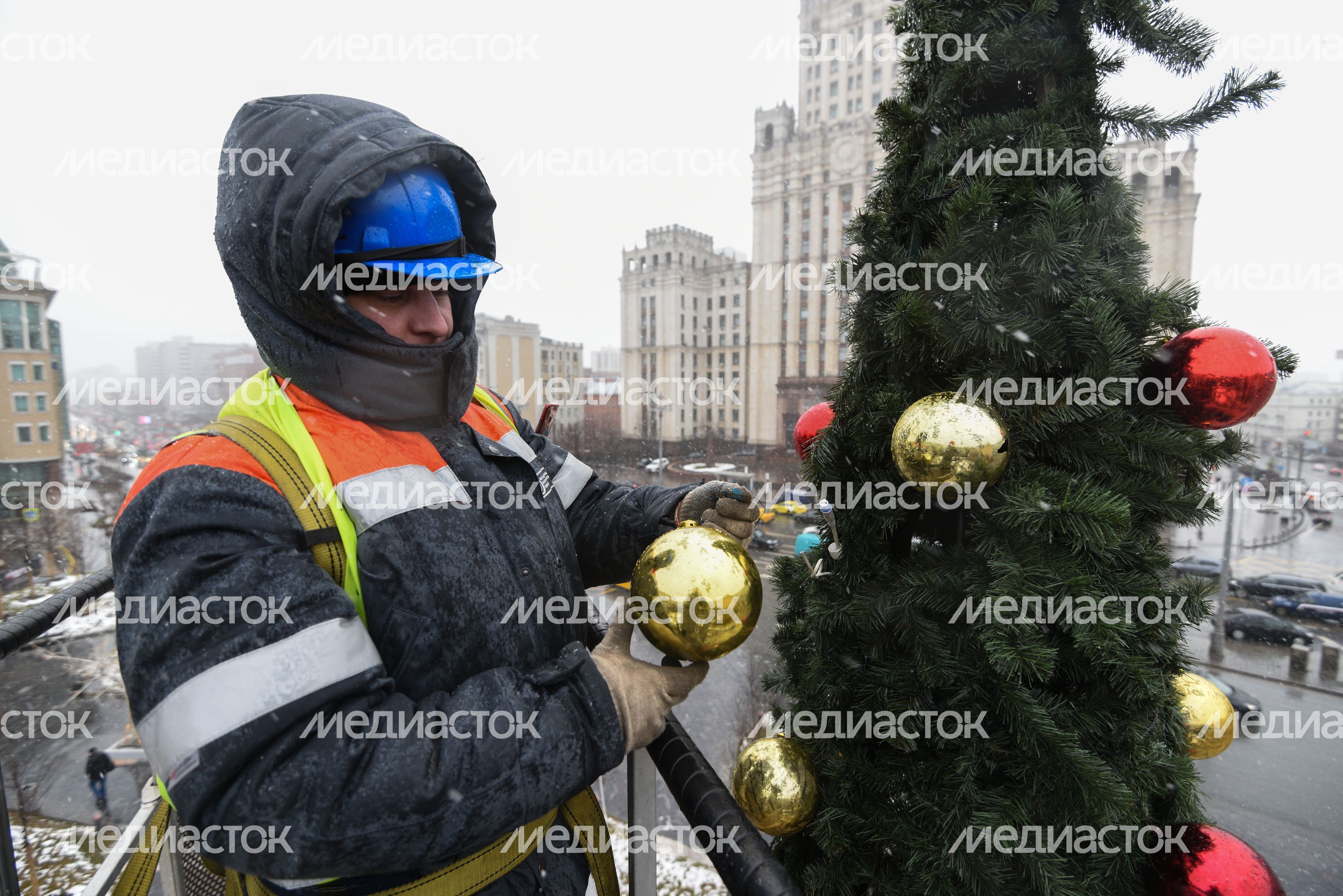 Демонтаж и складирование новогодних елок в Москве