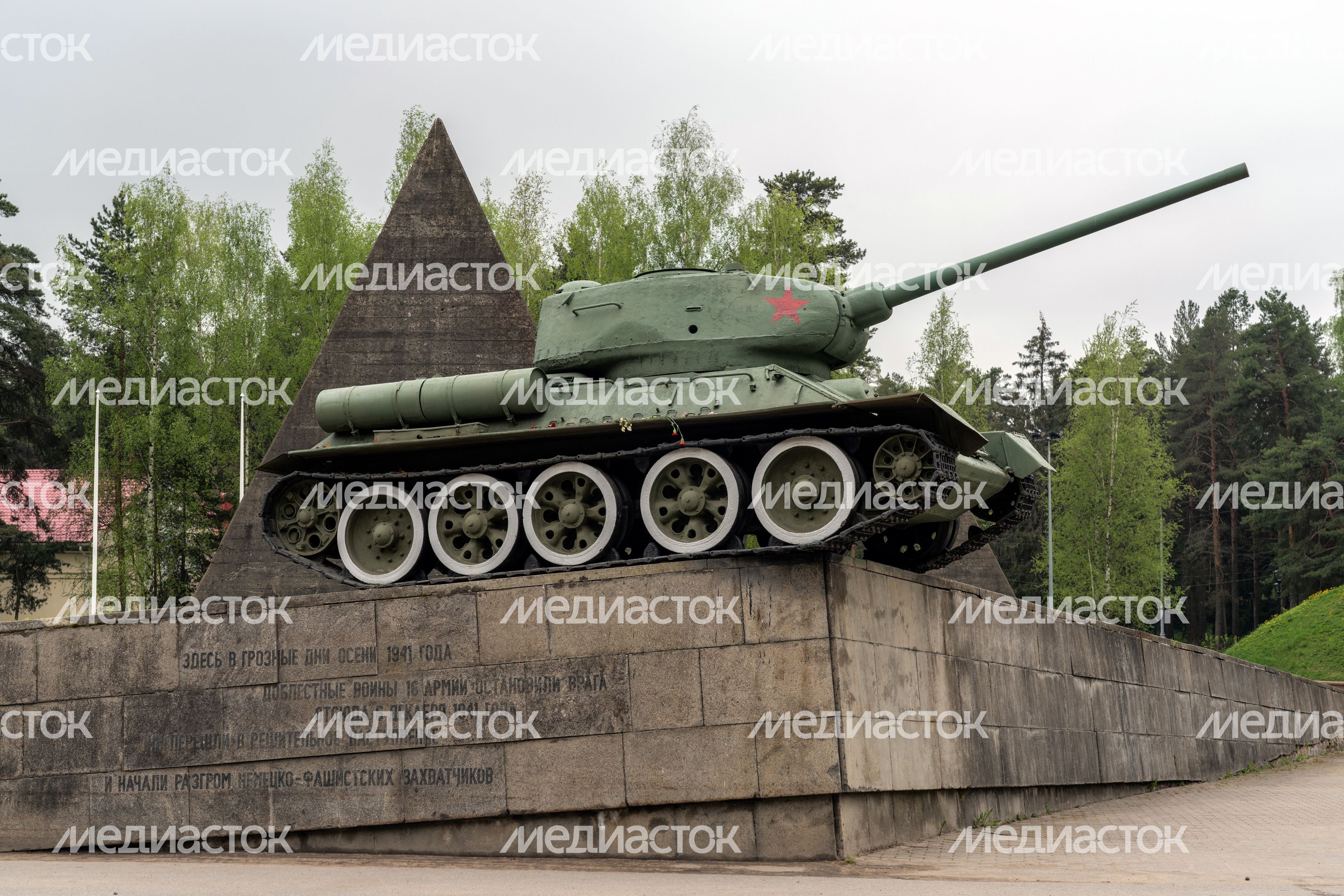 Памятник танку Т-34-85 у Ленино-Снегиревского военно-исторического музея в Ленино округа Истра Памятник танку Т-34-85 у Ленино-Снегиревского военно-исторического музея в Ленино округа Истра
