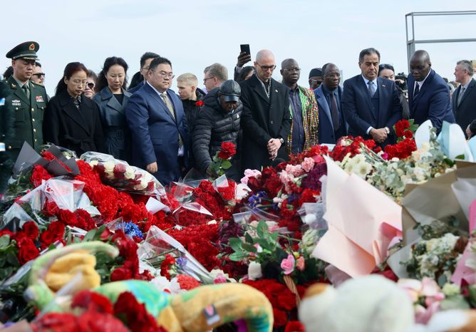 Главы и сотрудники дипмиссий возложили цветы к мемориалу у «Крокус Сити Холла»