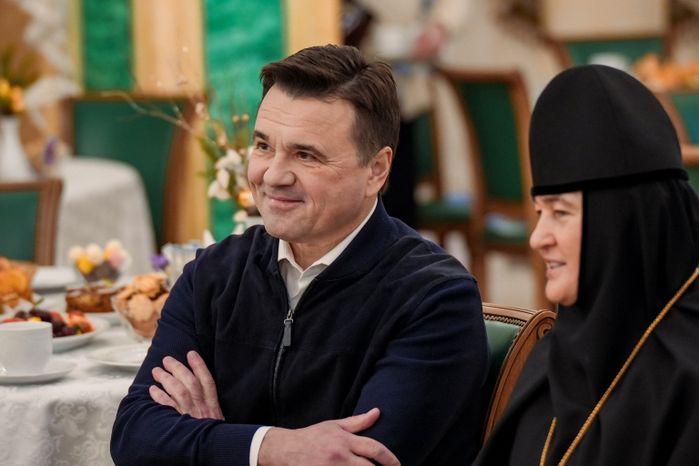 Андрей Воробьев поздравил с Новым годом воспитанниц детского приюта при Покровском монастыре