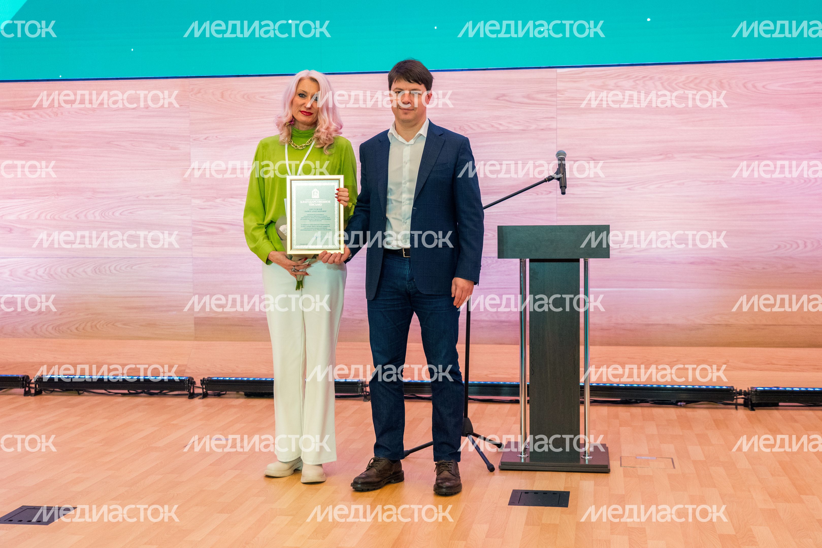 Вице-губернатор Московской области Владислав Мурашов наградил победителей на итоговом форуме «Управдом» в Красногорске Вице-губернатор Московской области Владислав Мурашов наградил победителей на итоговом форуме «Управдом» в Красногорске
