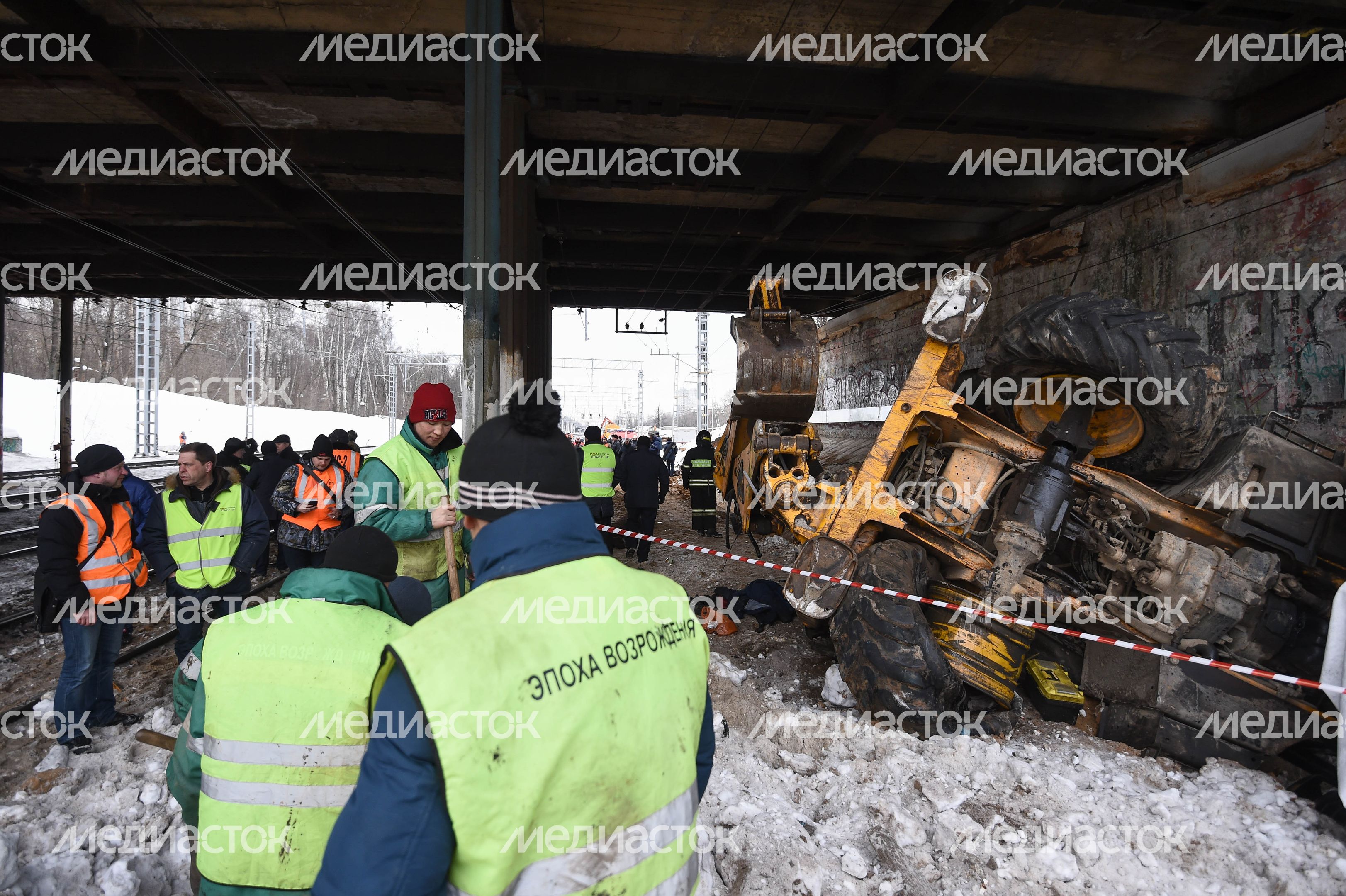 Кадры с места ЧП с трактором и электричкой в Москве, 14.03.2018