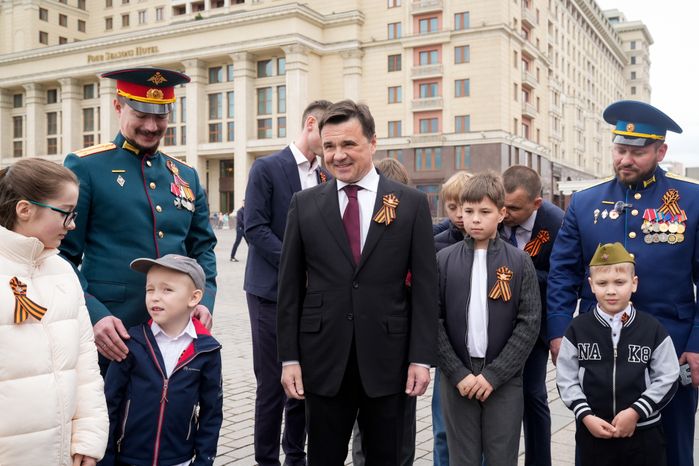 Андрей Воробьев вместе с героями СВО и детьми возложил цветы к Вечному огню у стен Кремля