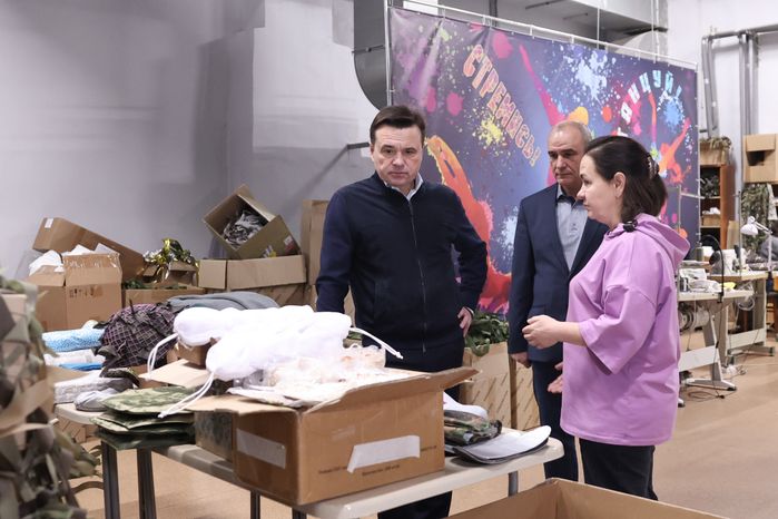 Андрей Воробьев посетил мастерскую волонтерского объединения «Zамаскируем СВОих»