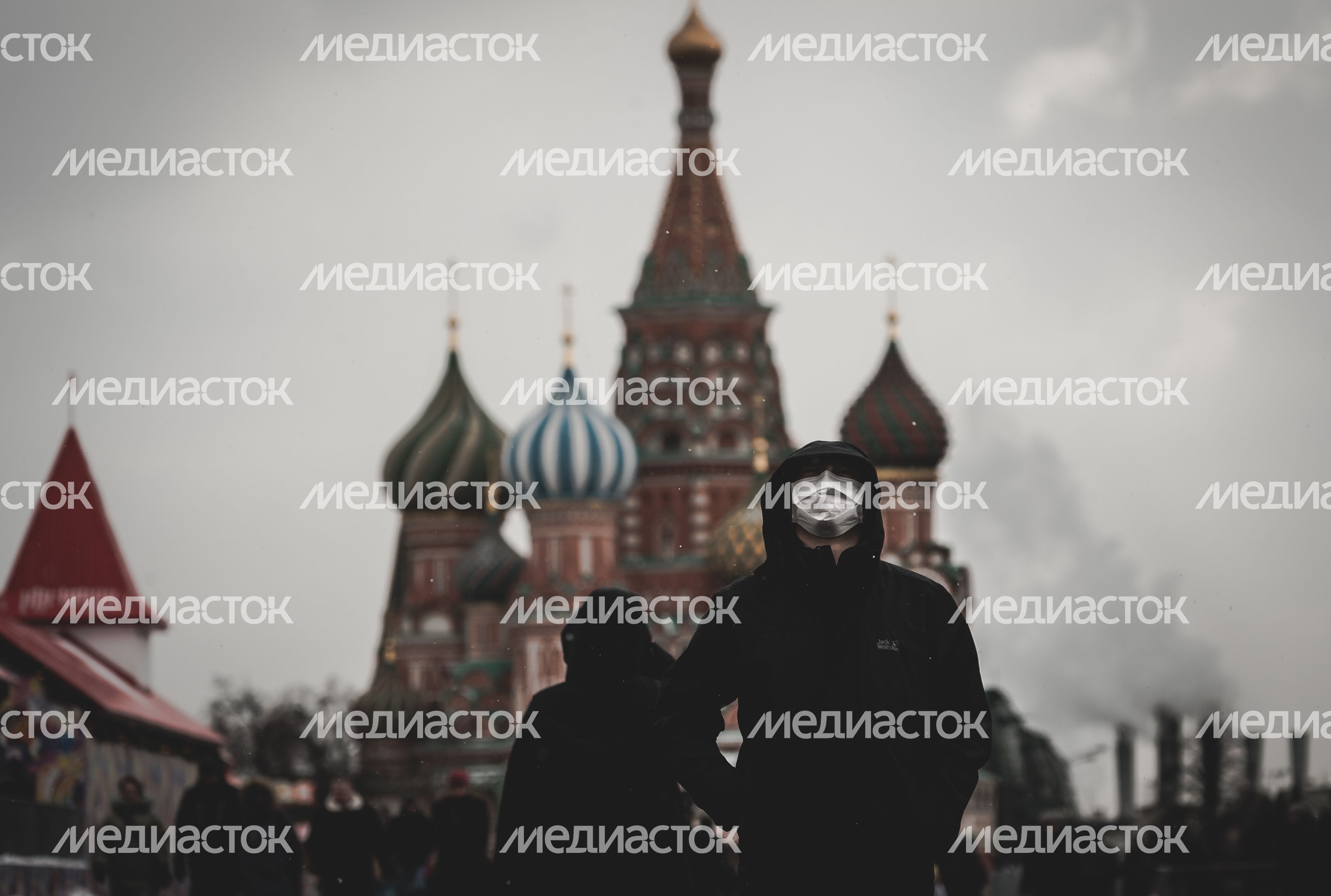Люди в масках в период эпидемии коронавируса