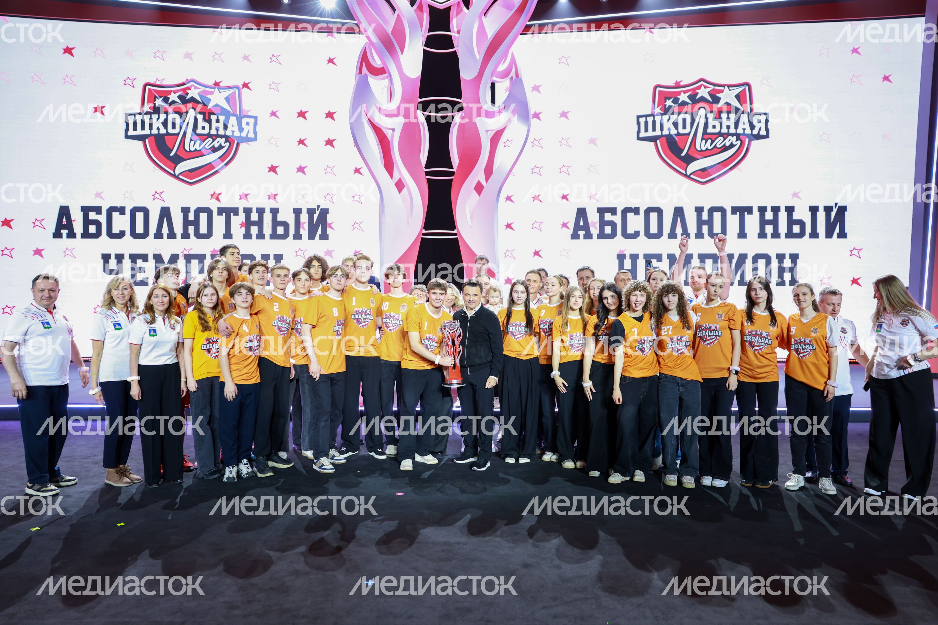 Андрей Воробьев вручил переходящий кубок Школьной лиги команде Одинцовского округа Андрей Воробьев вручил переходящий кубок Школьной лиги команде Одинцовского округа