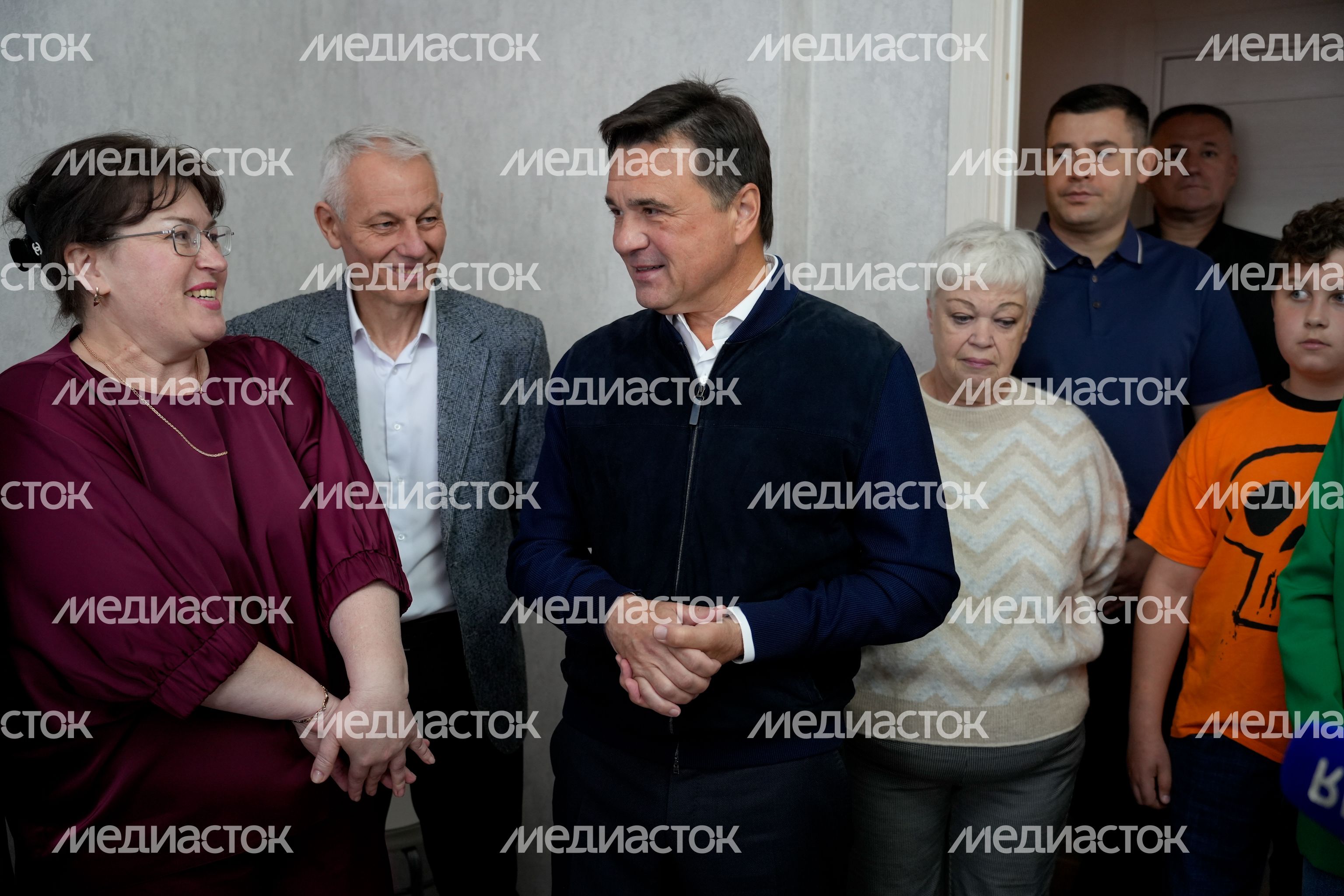 Андрей Воробьев поздравил новоселов, переехавших из аварийного жилья в новую многоэтажку в п. Южный г.о. Подольск Андрей Воробьев поздравил новоселов, переехавших из аварийного жилья в новую многоэтажку в п. Южный г.о. Подольск