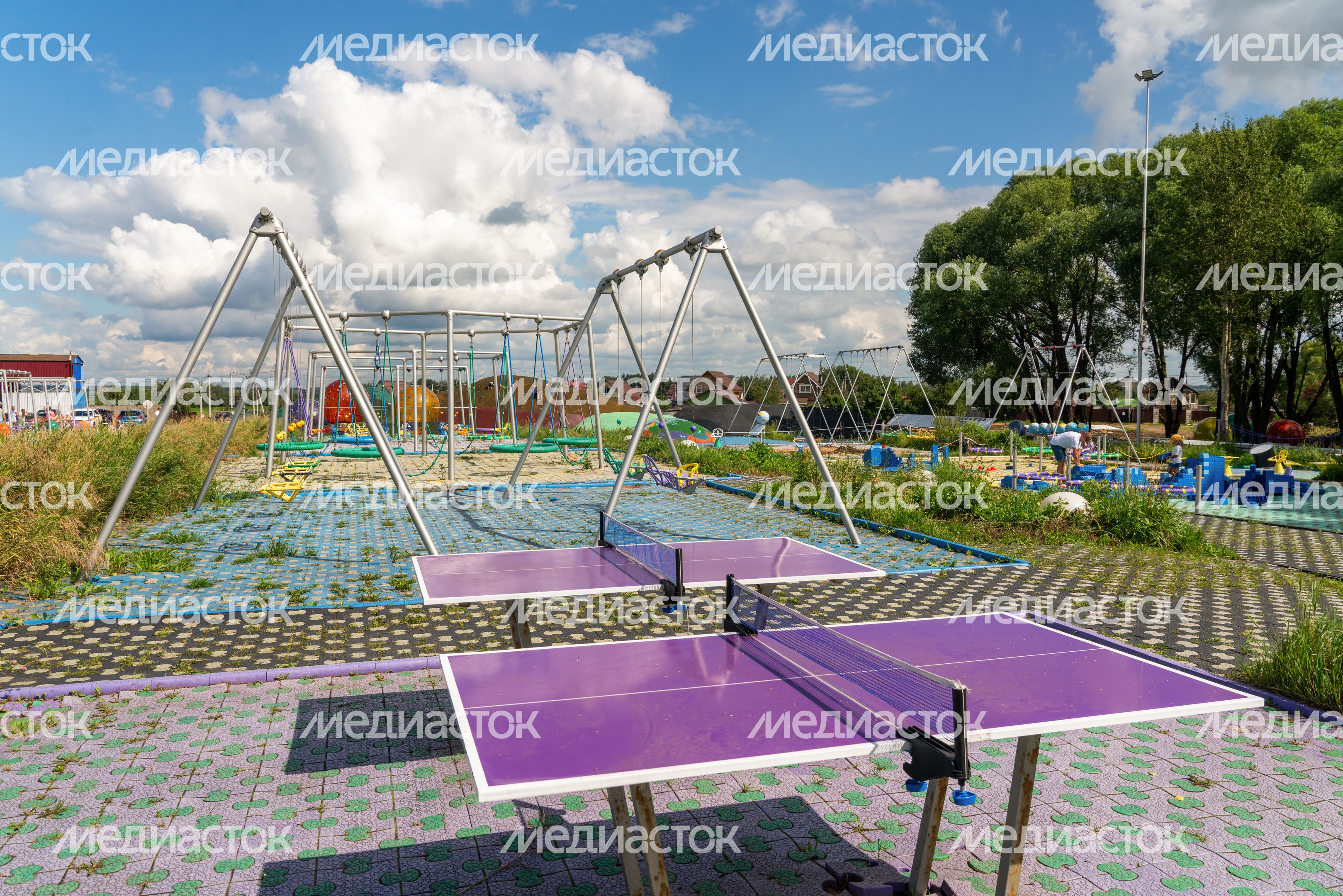 Теннисный стол в парке «Леко» в селе Синьково Дмитровского округа