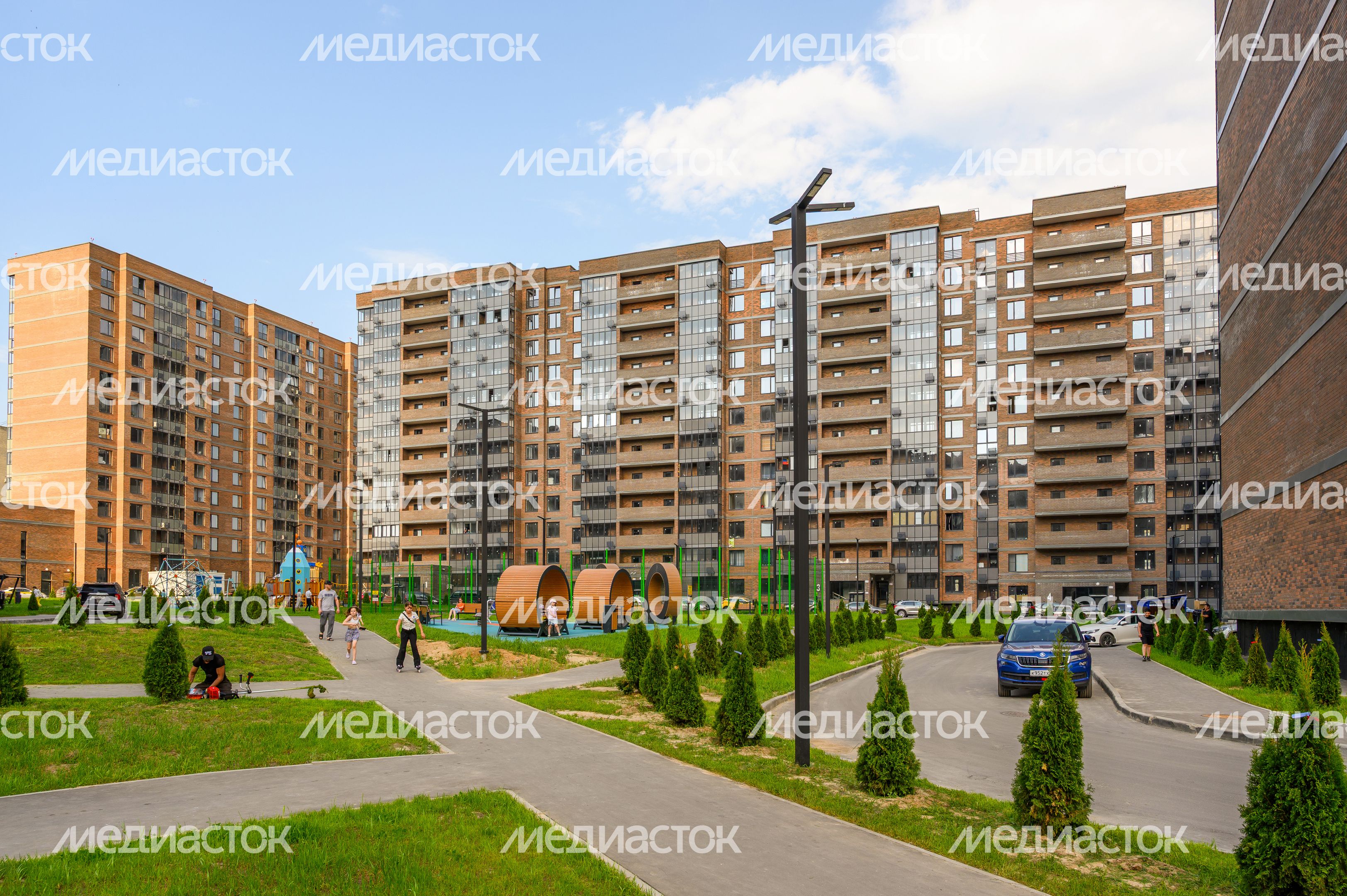 Виды Домодедово: двор многоквартирного дома в микрорайоне Авиационный