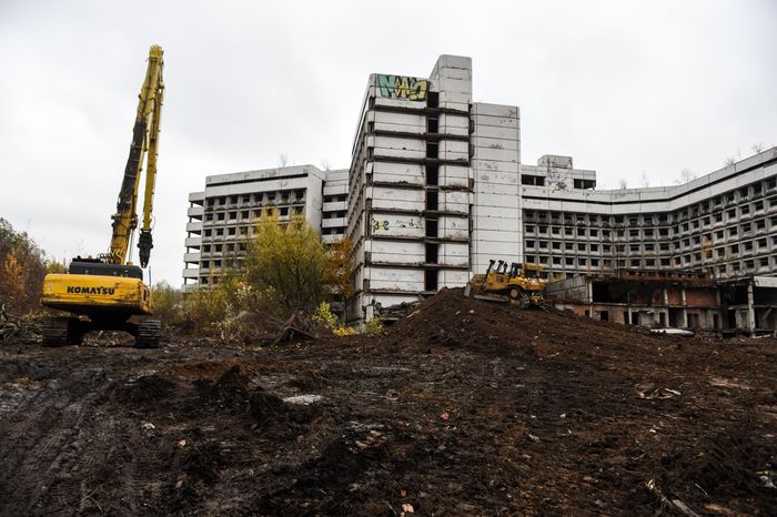 Начало работ по демонтажу Ховринской заброшенной больницы