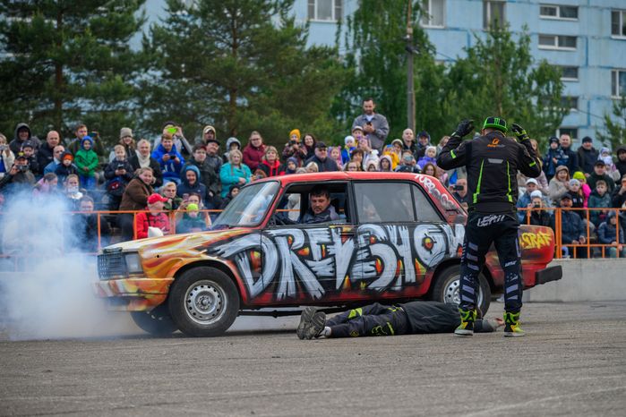 Невероятные трюки на автомобилях на шоу каскадеров в Чехове