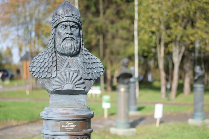 Бюст Юрия Долгорукого в Аллее правителей в усадьбе Татищева под Солнечногорском
