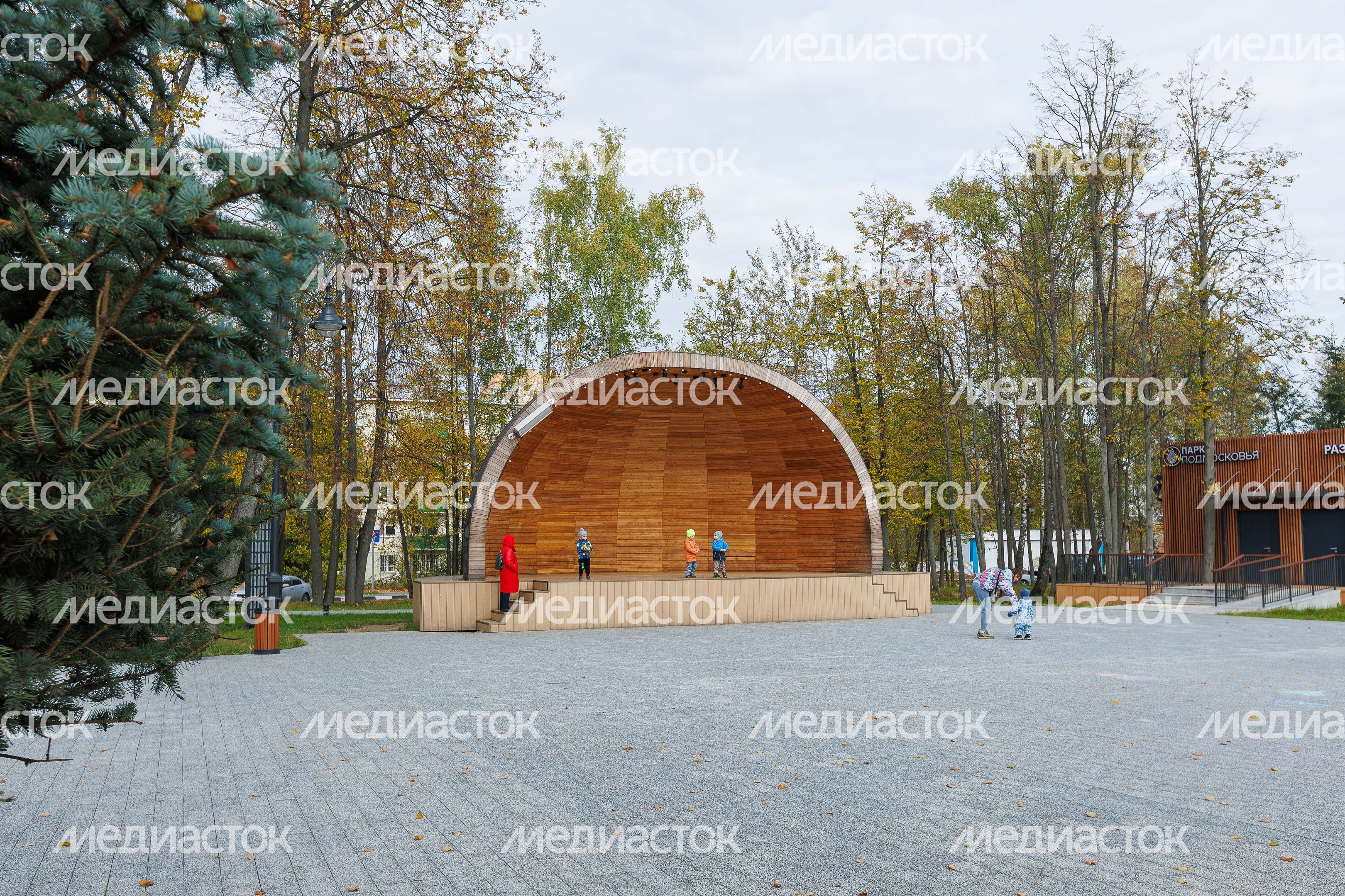 Сцена в парке «Киово» в Лобне осенью Сцена в парке «Киово» в Лобне осенью