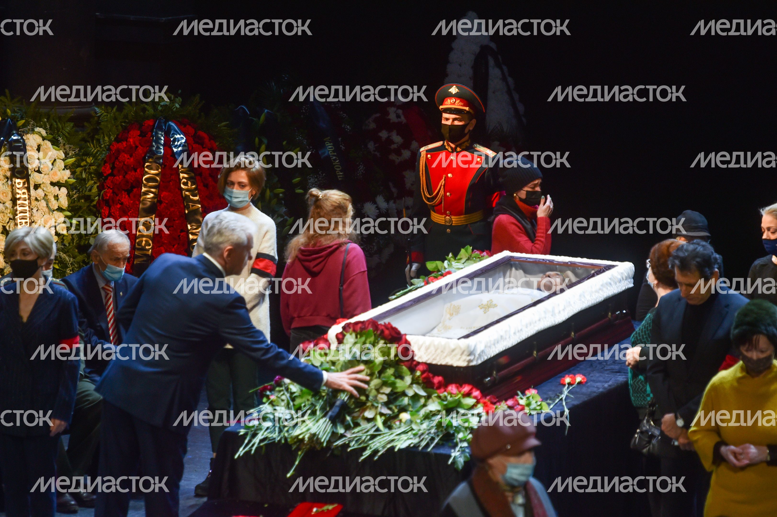 Церемония прощания с актером Василием Лановым в московском театре имени Вахтангова