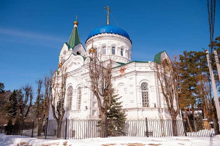Зимние виды Храма Живоначальной Троицы в Истре