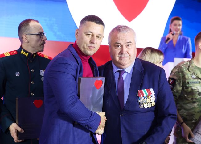 Награждение победителей XIII губернаторской премии "Мы рядом. Доброе дело"