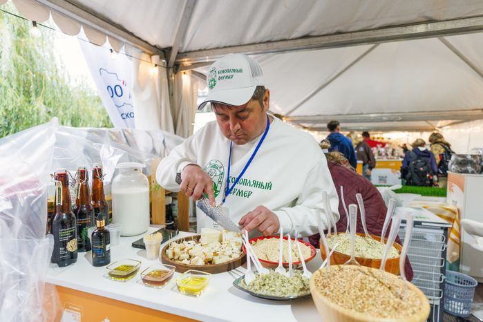Продукция местных фермеров на ярмарке подмосковных брендов «100% Подмосковье. Встречаем осень» в Красногорске