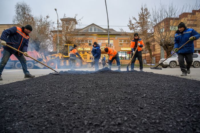 Рабочие Мособлводоканала укладывают асфальт в Орехово-Зуево после ремонта водопровода
