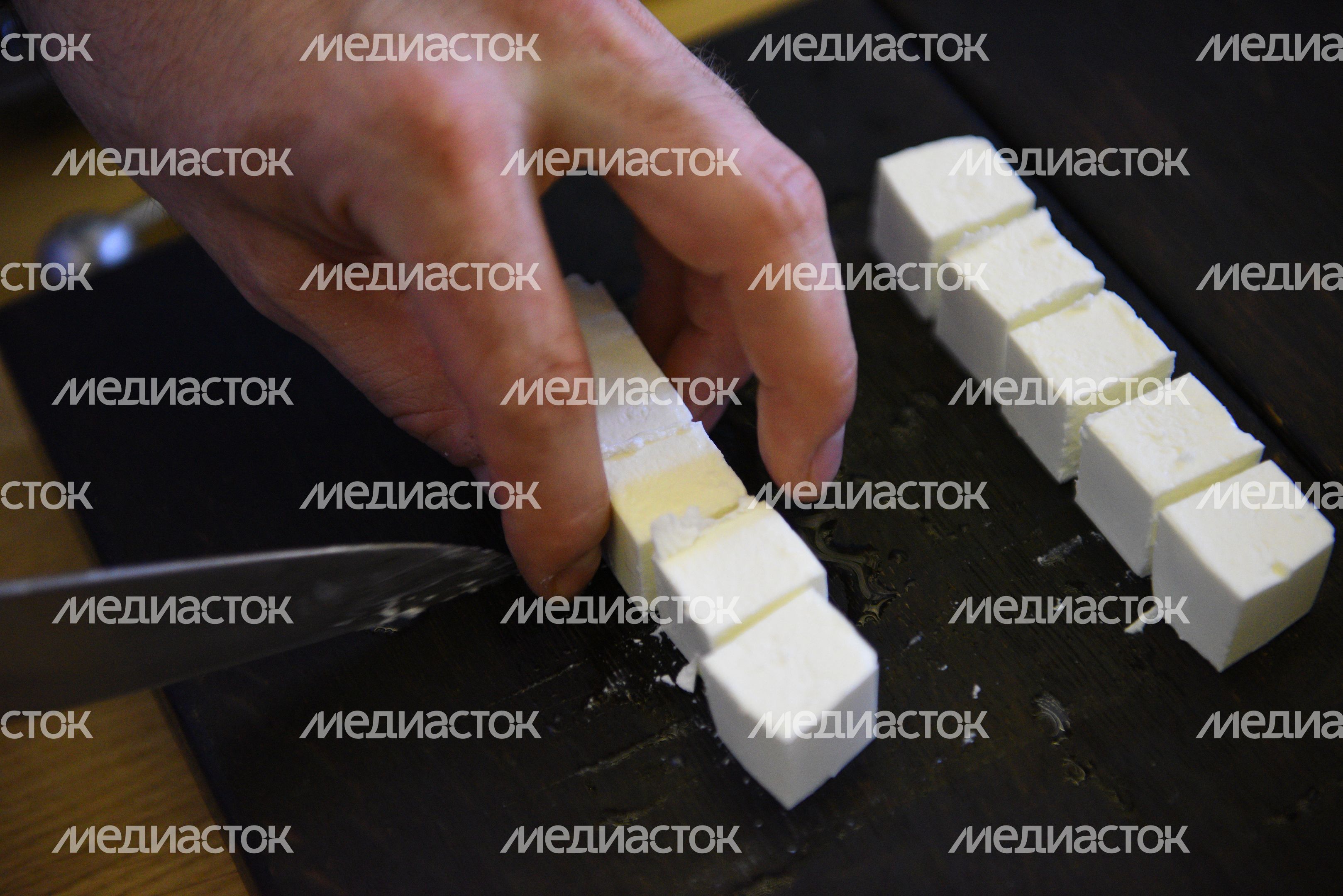Приготовление закуски из арбуза с сыром фета