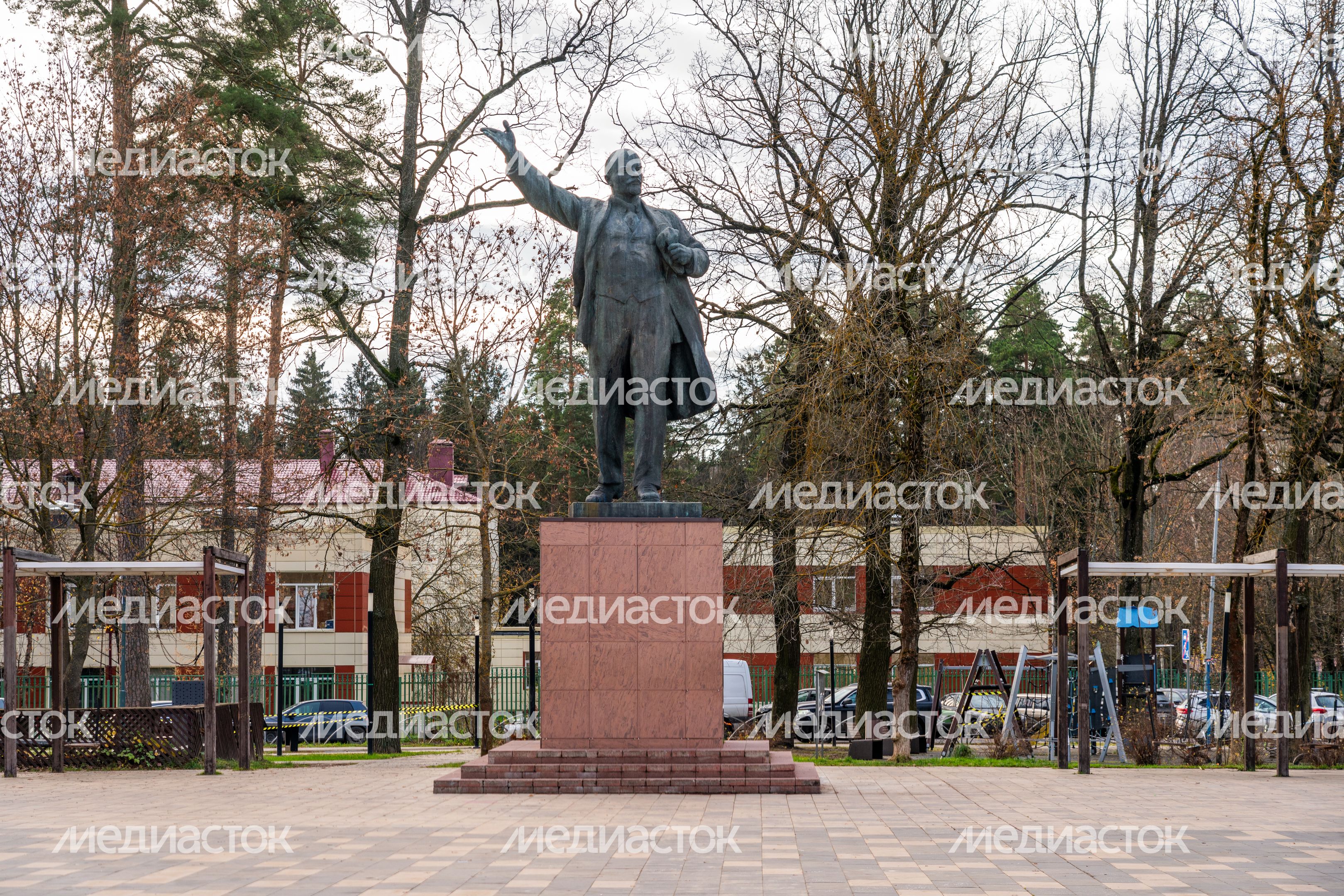Памятник В.И. Ленину у Дворца культуры «Власиха» в ЗАТО Власиха Памятник В.И. Ленину у Дворца культуры «Власиха» в ЗАТО Власиха