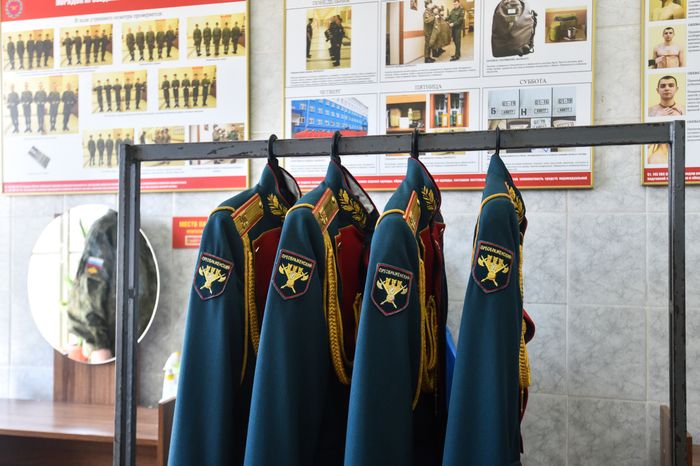 Подготовка военнослужащих отдельного комендантского Преображенского полка к военному параду на Красной площади