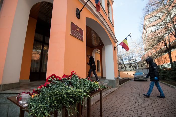Москвичи несут цветы в знак скорби по погибшим в авиакатастрофе в Ростове-на-Дону