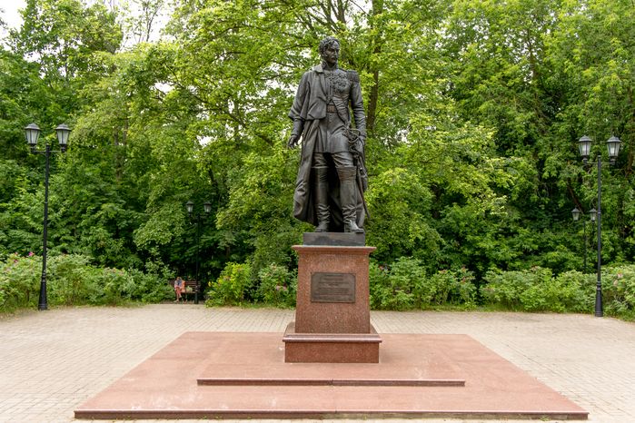 Памятник князю Александру Ивановичу Чернышеву, герою Отечественной войны 1812 года