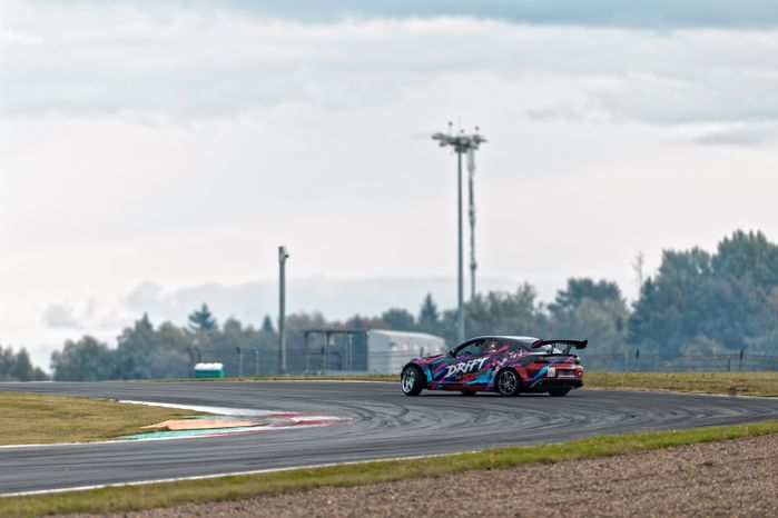 Дрифт-гонка автомобилей по автодрому Moscow Raceway на фестивале «Дрифт Экспо» в Волоколамске