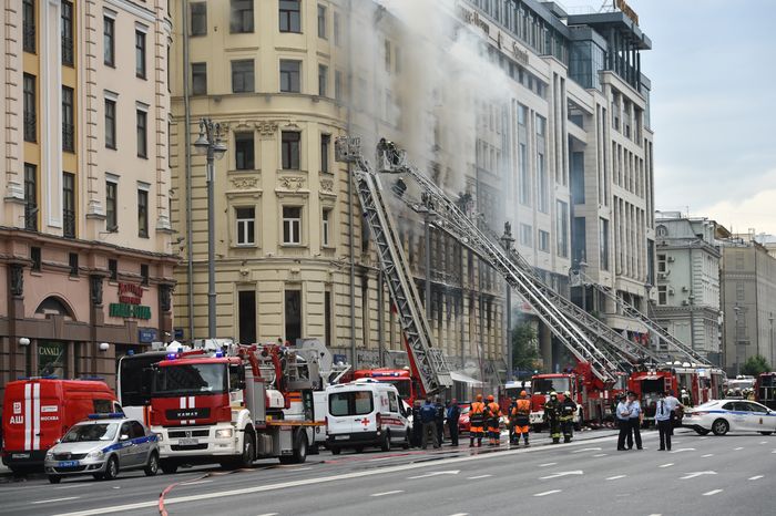 Пожар в реставрируемом здании на Тверской улице в Москве