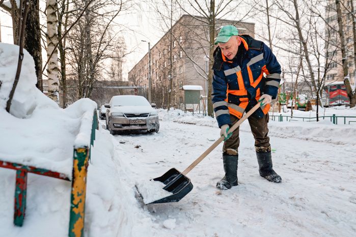 Уборка снега в поселке Большие Вяземы Одинцовского округа