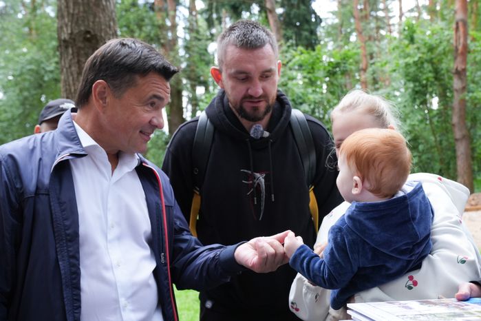 Андрей Воробьев проверил ход благоустройства лесопарка "Массовка" в Дедовске