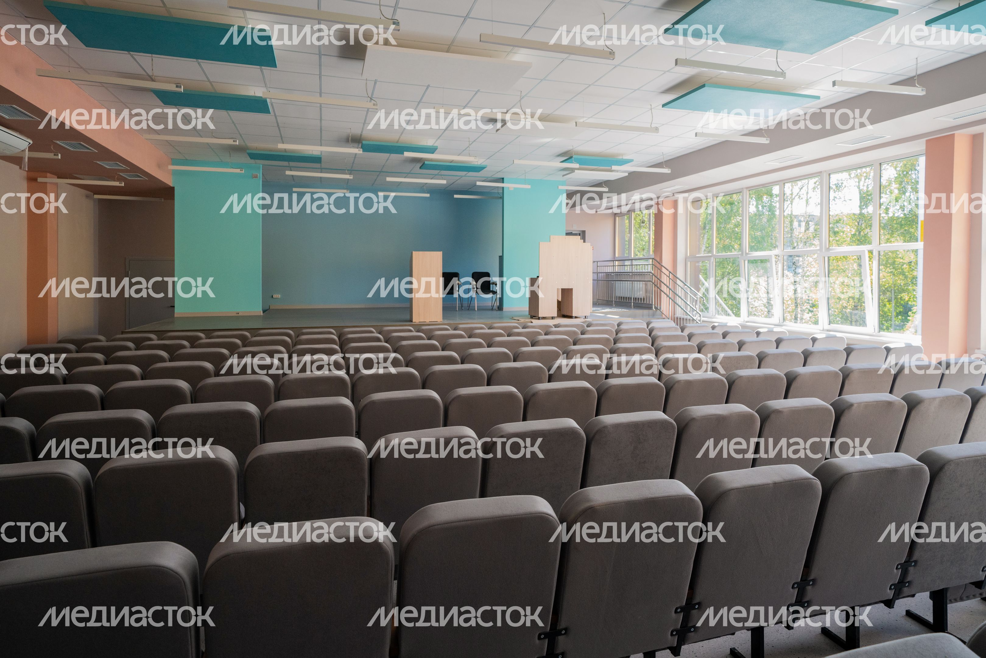 Актовый зал средней школы №2 на улице Фестивальной в Лобне после капитального ремонта Актовый зал средней школы №2 на улице Фестивальной в Лобне после капитального ремонта