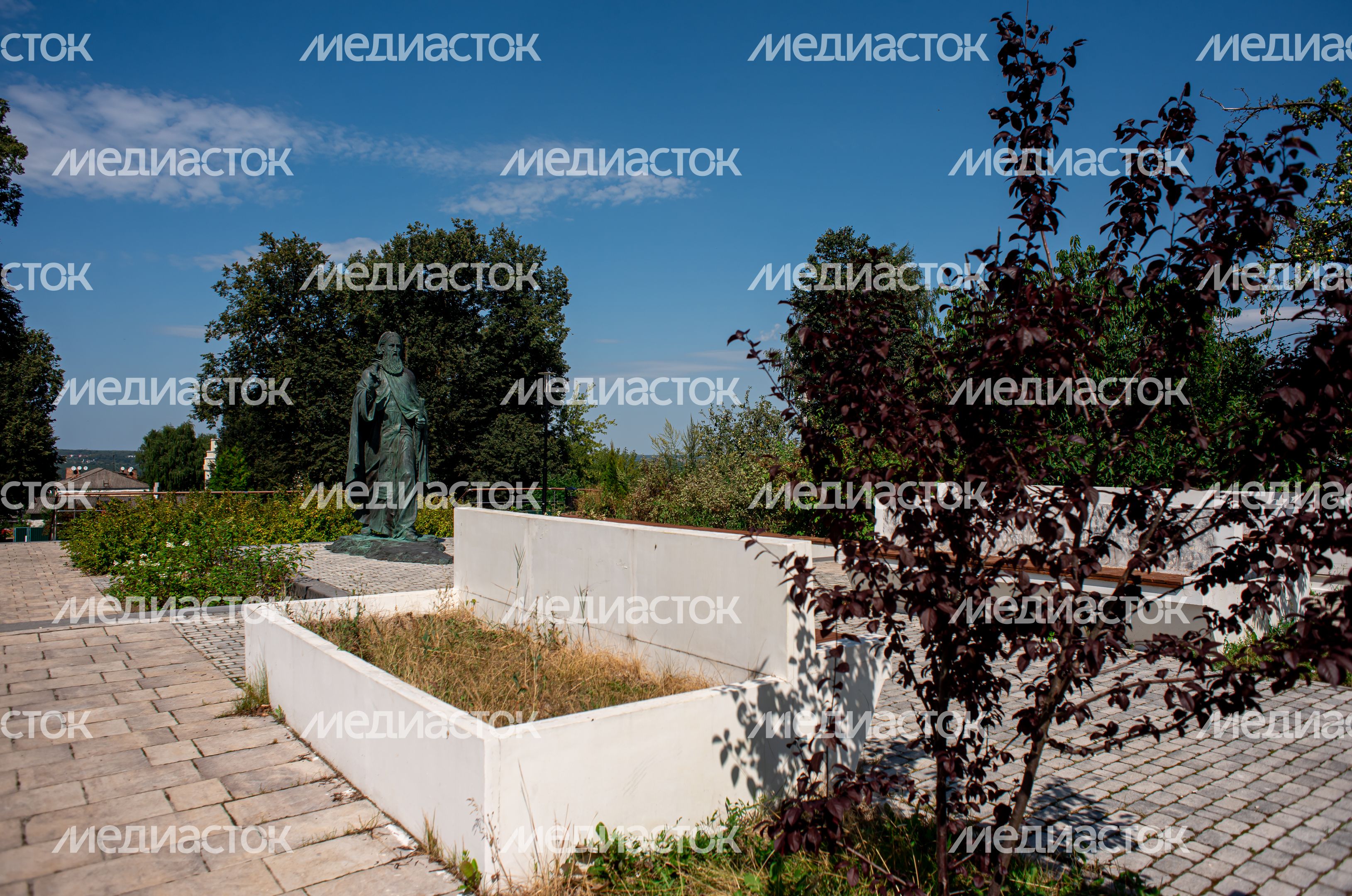 Летние виды храма Николы Ратного в городе Кашира