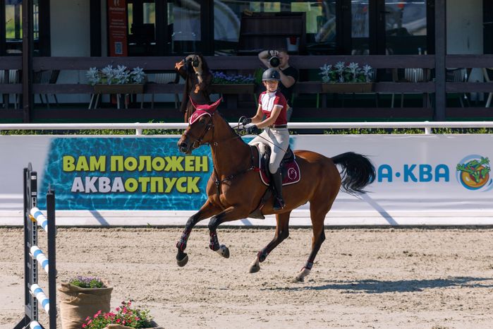 Всадник на Евразийских играх по конкуру в конноспортивном комплексе «Максима парк» в Дмитровском округе