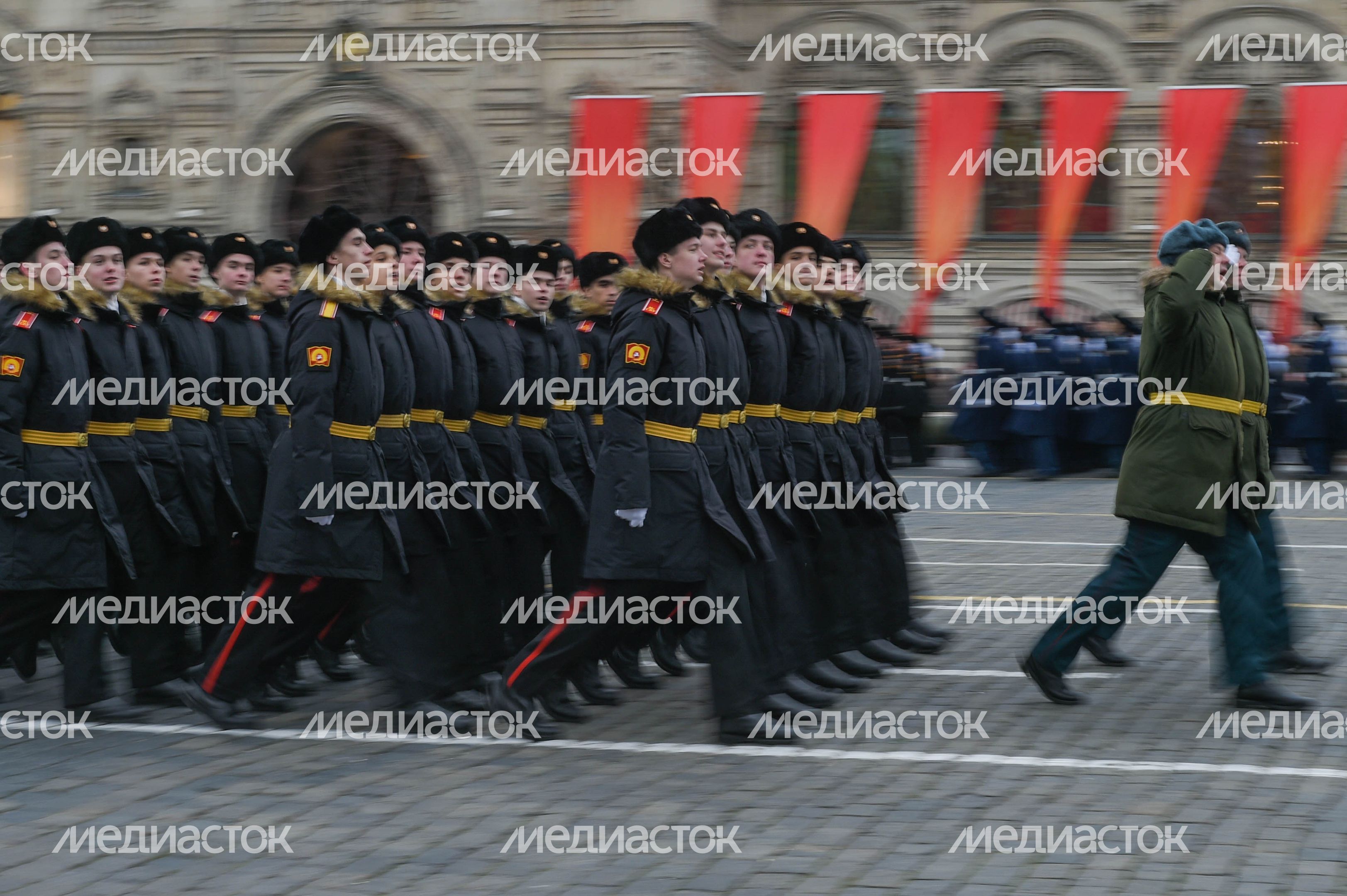 Торжественный марш в честь парада 1941 года на Красной площади в Москве