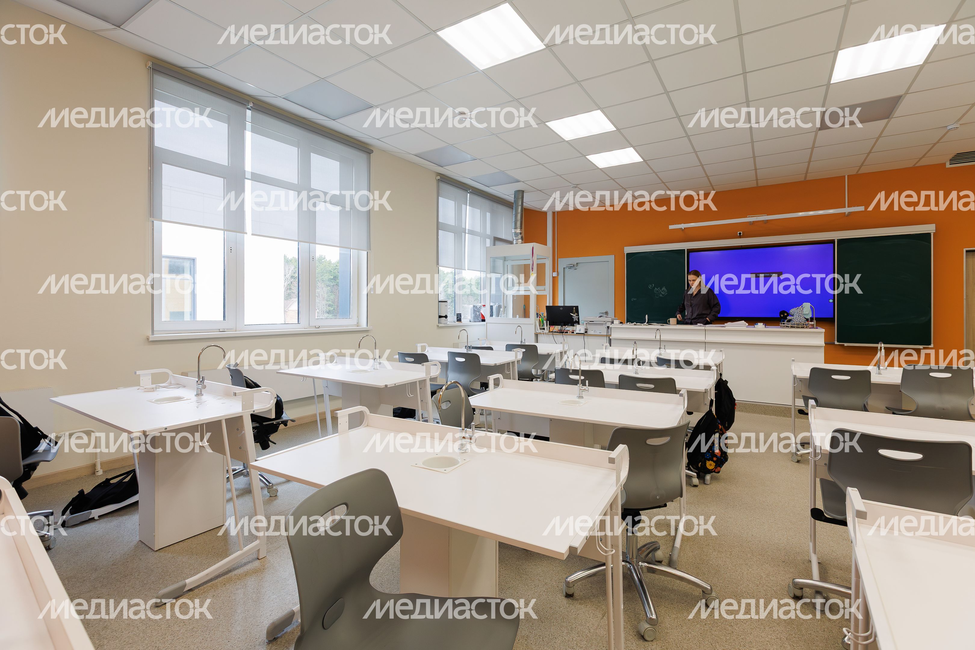 Кабинет химии и биологии в новой школе Домодедово – образовательном комплексе «Вертикаль» микрорайона Барыбино Кабинет химии и биологии в новой школе Домодедово – образовательном комплексе «Вертикаль» микрорайона Барыбино