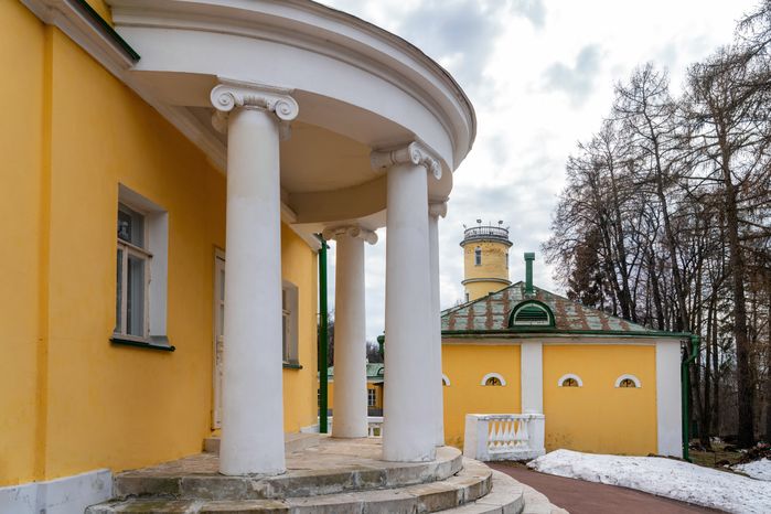 Главный дом усадьбы Горки Ленинские весной