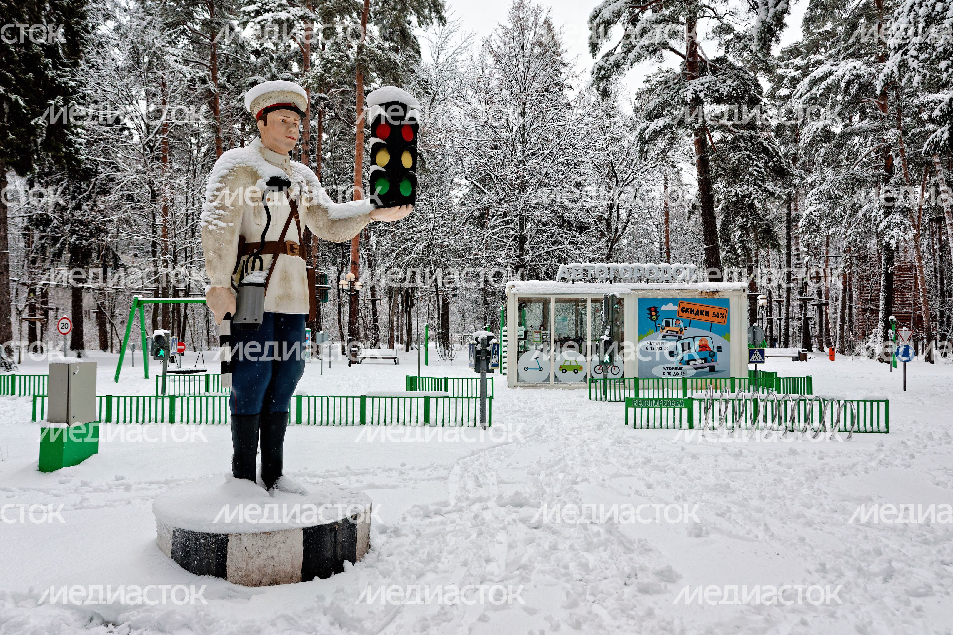 Автогородок в экопарке «Губайловский» в Красногорске зимой Автогородок в экопарке «Губайловский» в Красногорске зимой
