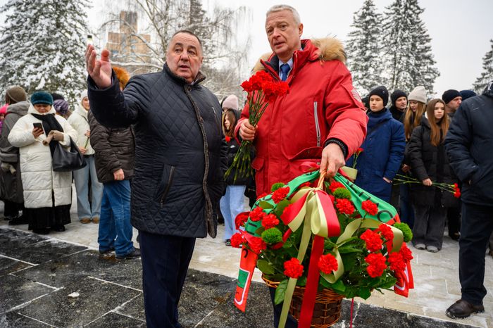 Возложение цветов к памятнику первому космонавту Юрию Гагарину в Звездном городке