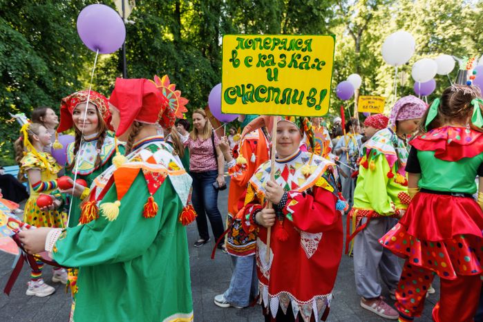 Шествие сказочных героев на открытии книжного фестиваля «Читаем вместе» в парке Мира Мытищ
