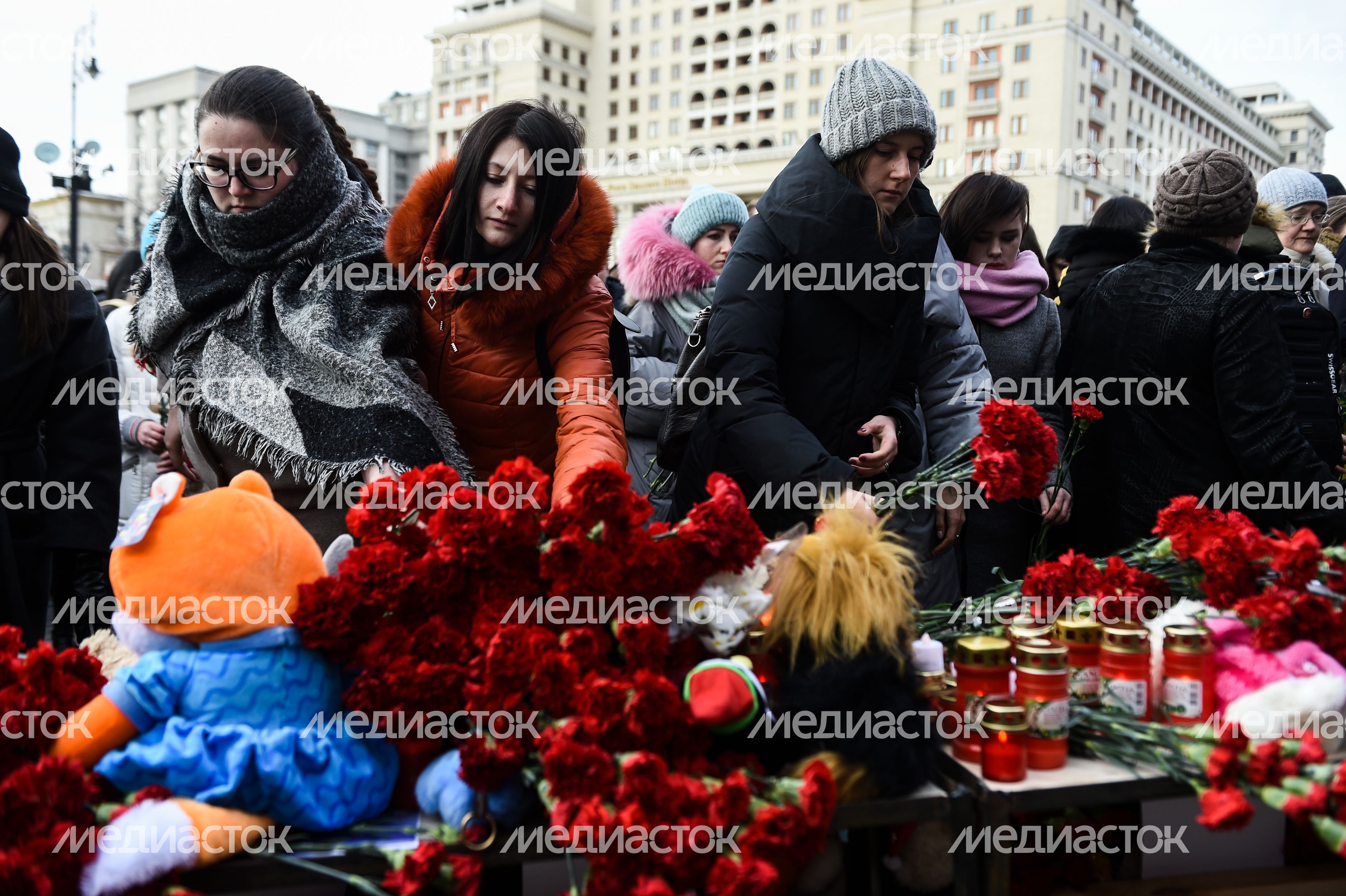 Акция в память о погибших в Кемерове на Манежной площади в Москве