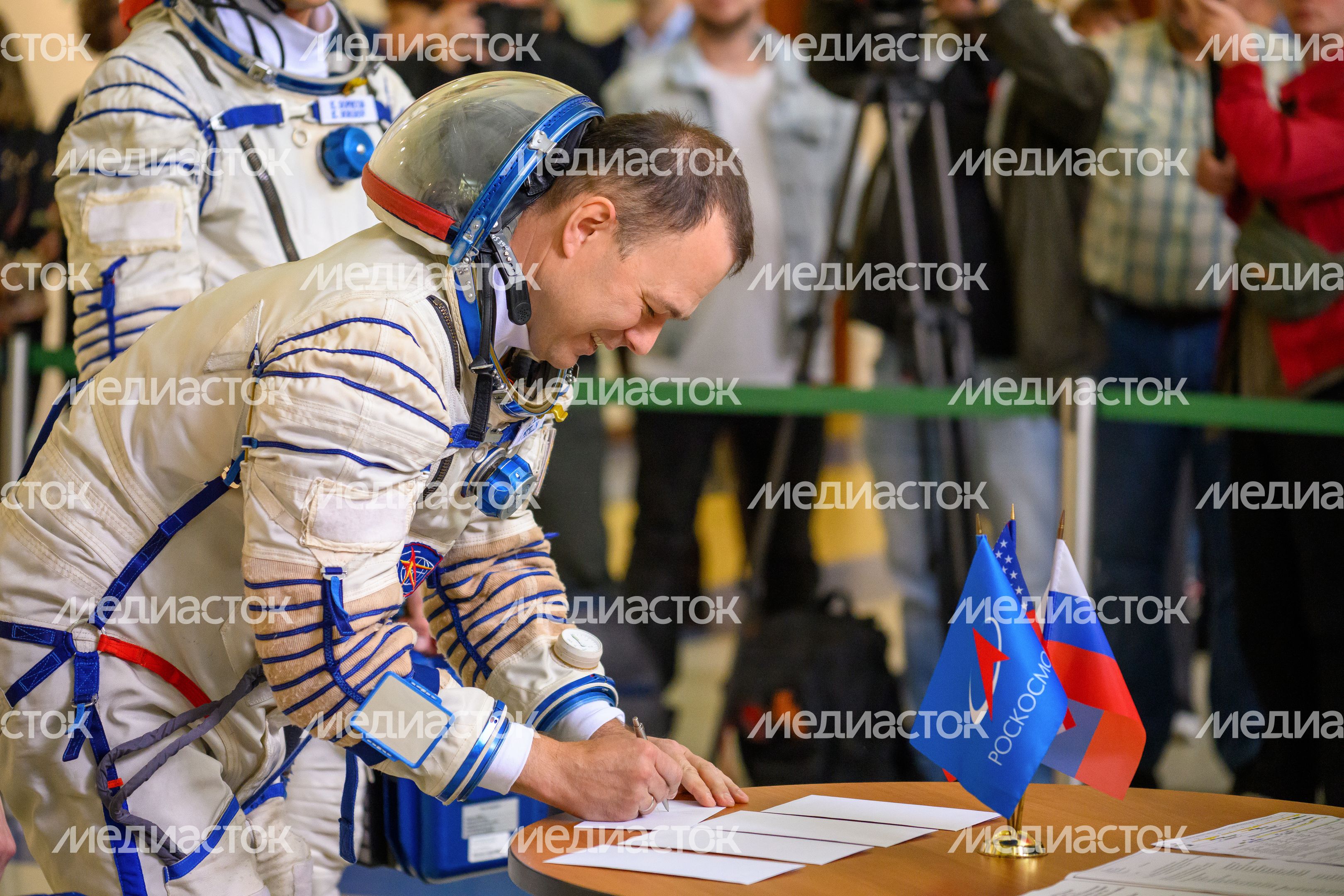 Член дублирующего экипажа космонавтов МКС-75 Дмитрий Петелин на комплексной тренировке в Звездном городке