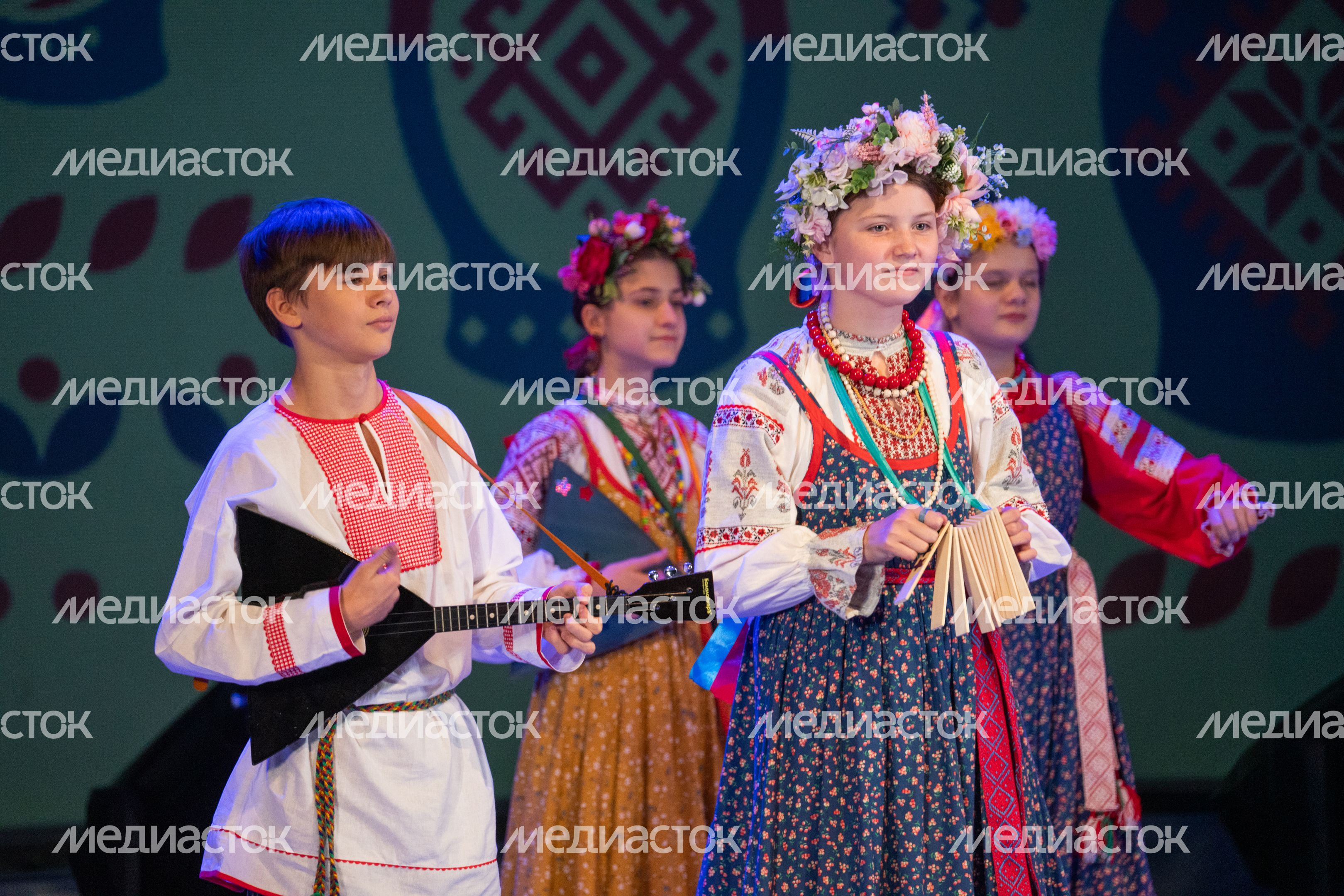 Танцы народов России на сцене ДК «Подмосковье» в Красногорске на фестивале ко Дню народного единства Танцы народов России на сцене ДК «Подмосковье» в Красногорске на фестивале ко Дню народного единства
